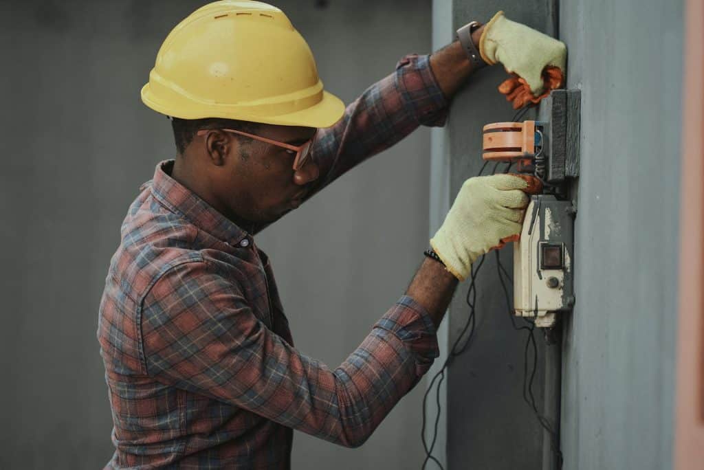 Benefits of field service management software for electrical contractors